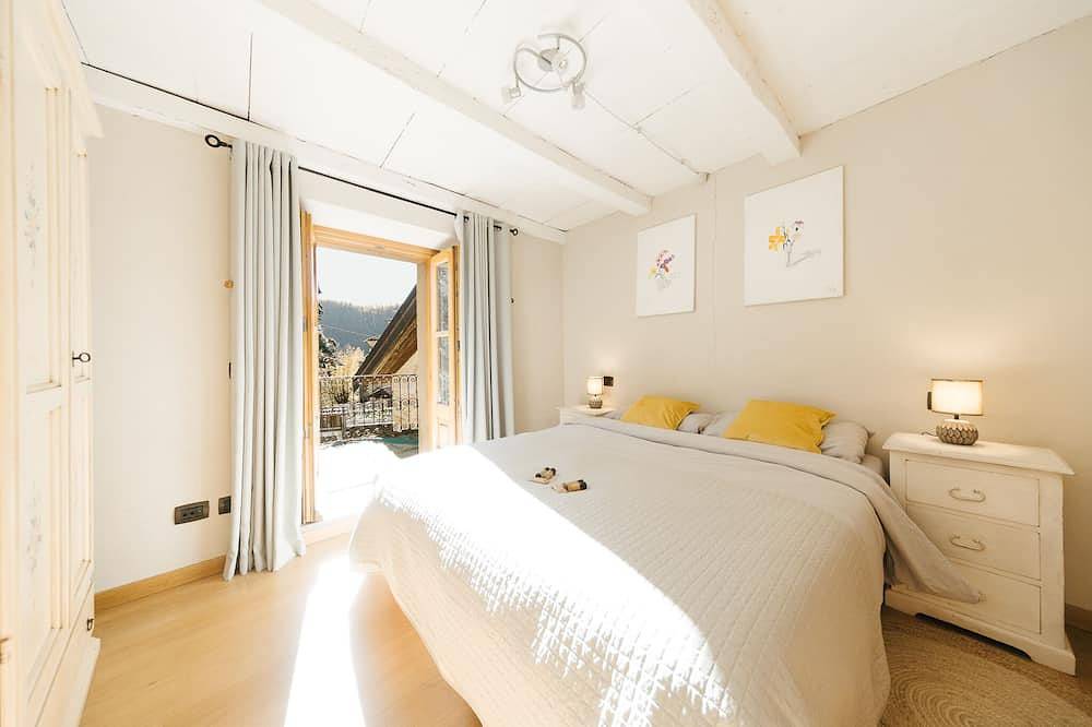 Spacious 7 bedroom air-conditioned villa with swimming pool in northern Tuscany in Licciana Nardi, Nationalpark Toskanisch-Emilianischer Apennin