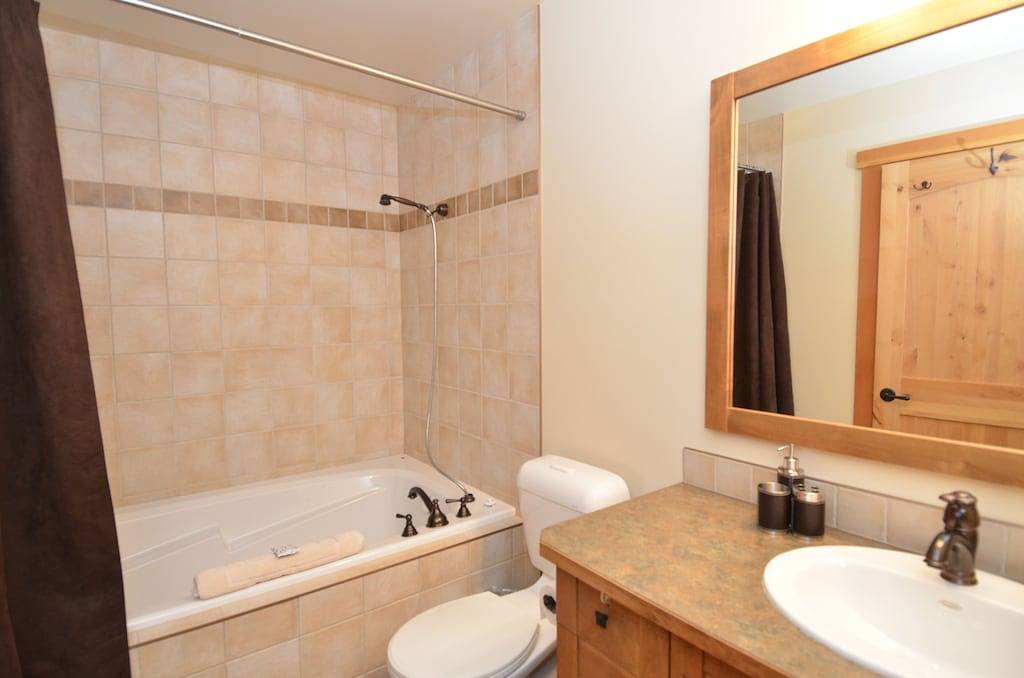 Ski-in-Ski-out, privater Whirlpool, geräumige Endeinheit, Panoramablick in Kicking Horse