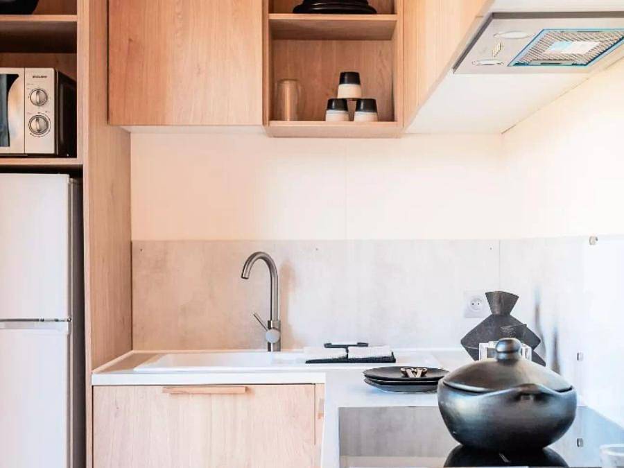 Camping maeva Respire Le Domaine de Mesqueau - Lodge 4 personnes - Lodge O Côté Cuisine - 3 Pièces pour 4 Personnes + Tv in Plougasnou, Ceinture Dorée