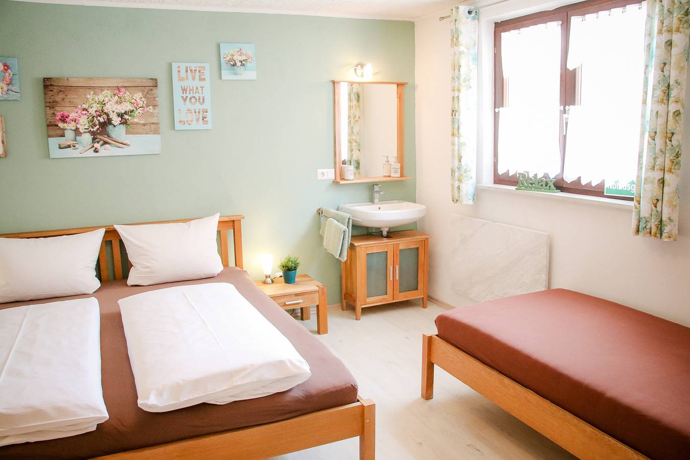 Ganze Ferienwohnung, Xxl-Ferienwohnung Blumenwiese - Xxl-Ferienwohnung "Blumenwiese" , 140qm, Garten, 5 Schlafzimmer, max. 14 Personen in Hayingen, Neckar-Alb