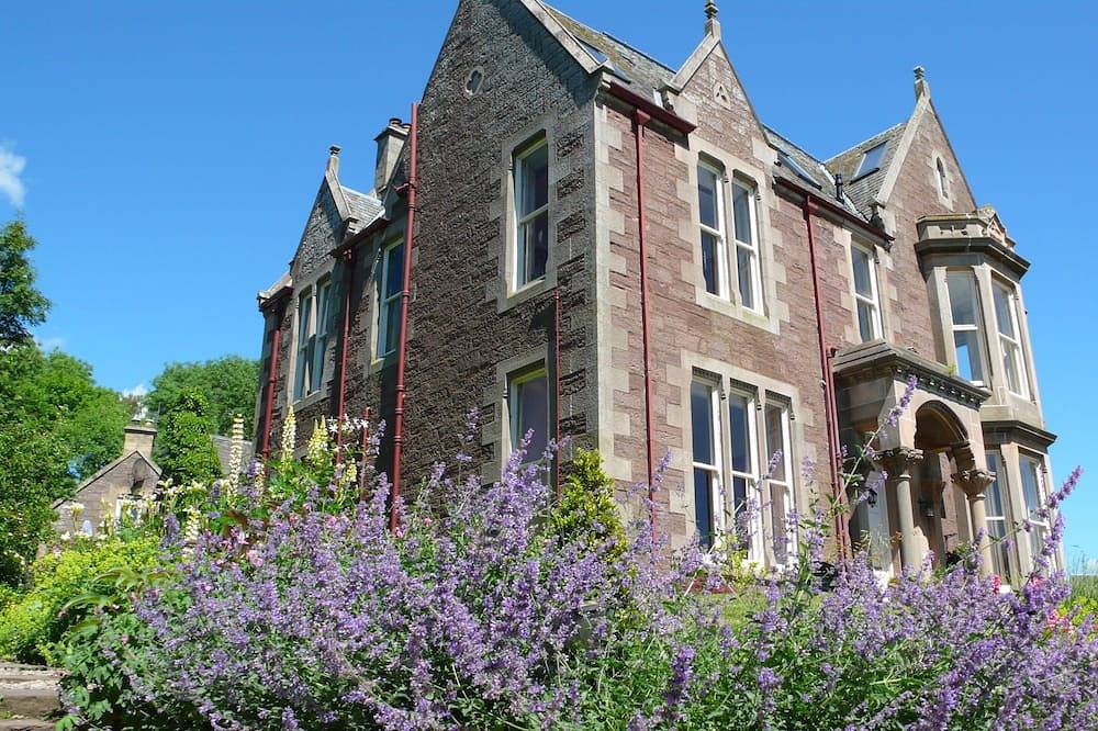 Entire apartment, Elegant Victorian self catering flat (5 people) in Crieff, the heart of Scotland in Crieff, Perthshire