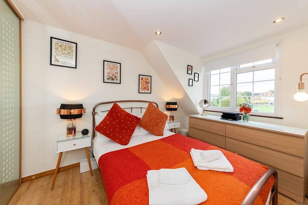Family Home, beautiful view of Windsor Castle, 5 minute walk to shops and River in Eton, Berkshire