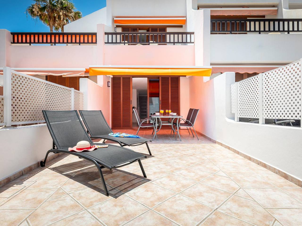 Entire holiday apartment, 196 Parque Santiago 2, big terrace, pool side in Playa de las Américas, Arona