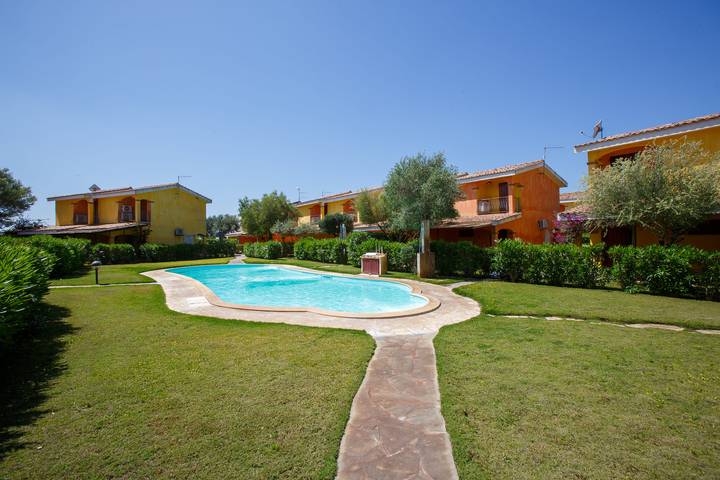 Location de vacances pour 6 personnes, avec piscine ainsi que terrasse et jardin à Porto Pino - 4