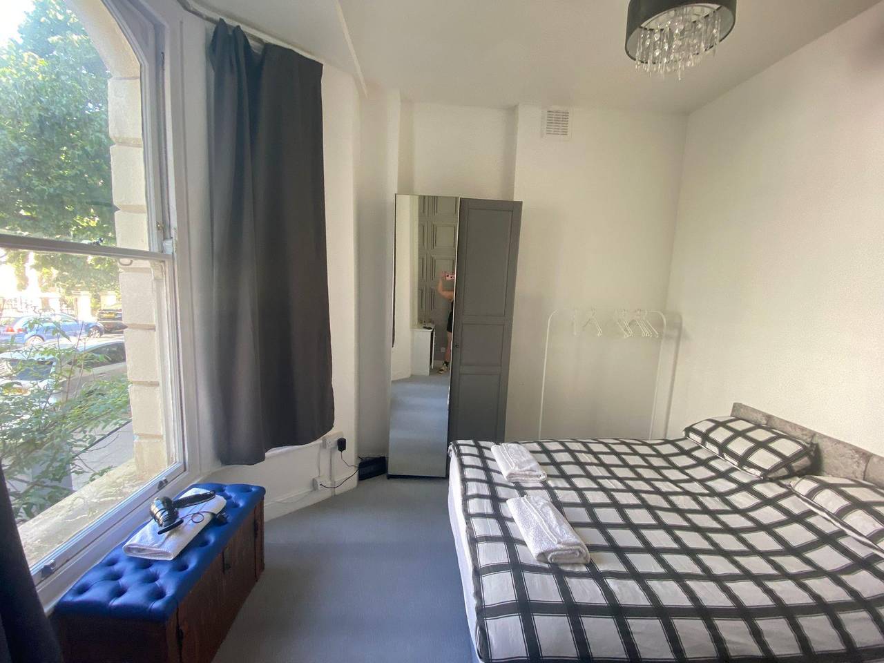 Entire vacation apartment, Bustling Western Apartment in Kensington and Chelsea, London