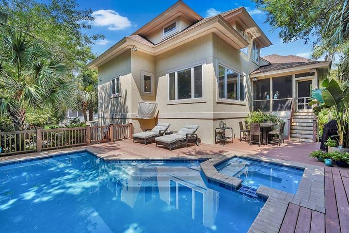 Holiday home for 14 people, with hot tub and balcony as well as garden, with pets in Hilton Head Island