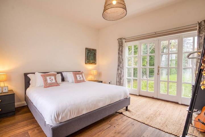 Spacious 5-bedroom home with cinema room, Aga kitchen & forest walks in East Boldre, Hampshire