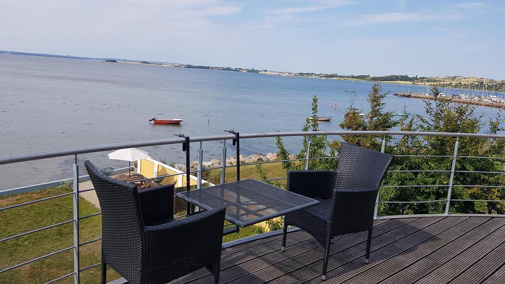 Renovierte Ferienwohnung mit direktem Wasserzugang und beeindruckendem 180°-Meerblick in Knebel, Süddjursland