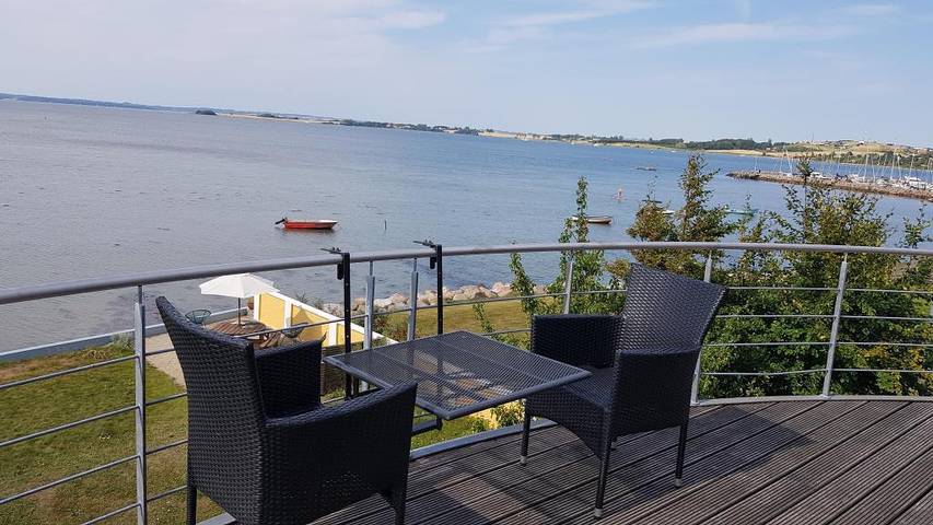 Renovierte Ferienwohnung mit direktem Wasserzugang und beeindruckendem 180°-Meerblick in Knebel, Süddjursland