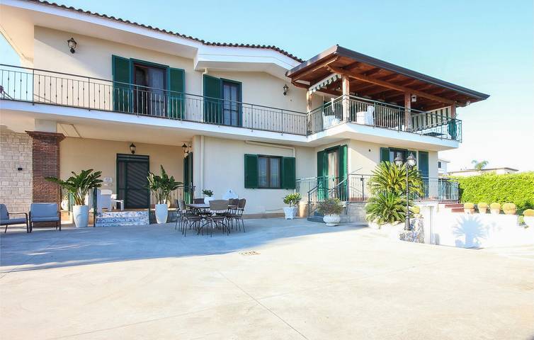 Ferienwohnung für 8 Personen, mit Terrasse und Garten