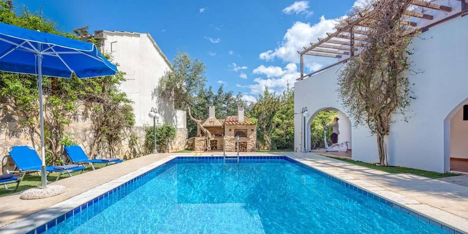 Ferienhaus für 5 Personen, mit Balkon und Terrasse sowie Garten und Pool in Douliana