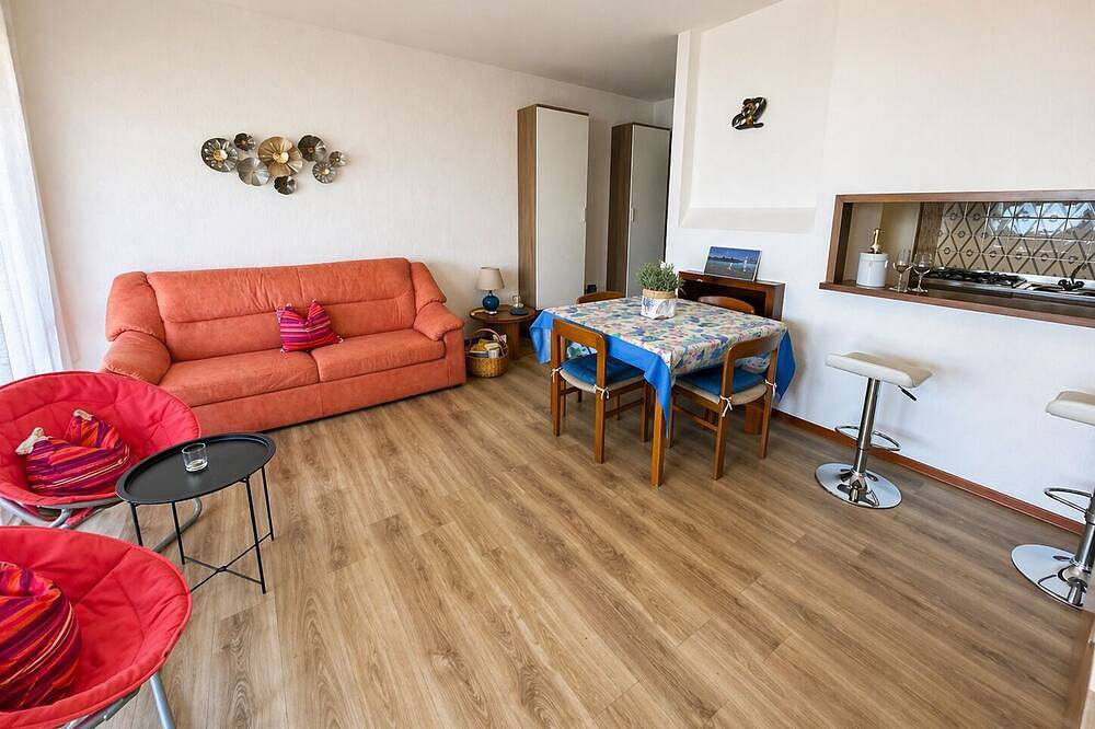 Ganze Wohnung, Attraktive 2-Zimmer-Wohnung mit Sonnenbalkon, Pool und Traumseesicht in Susello, Ghiffa