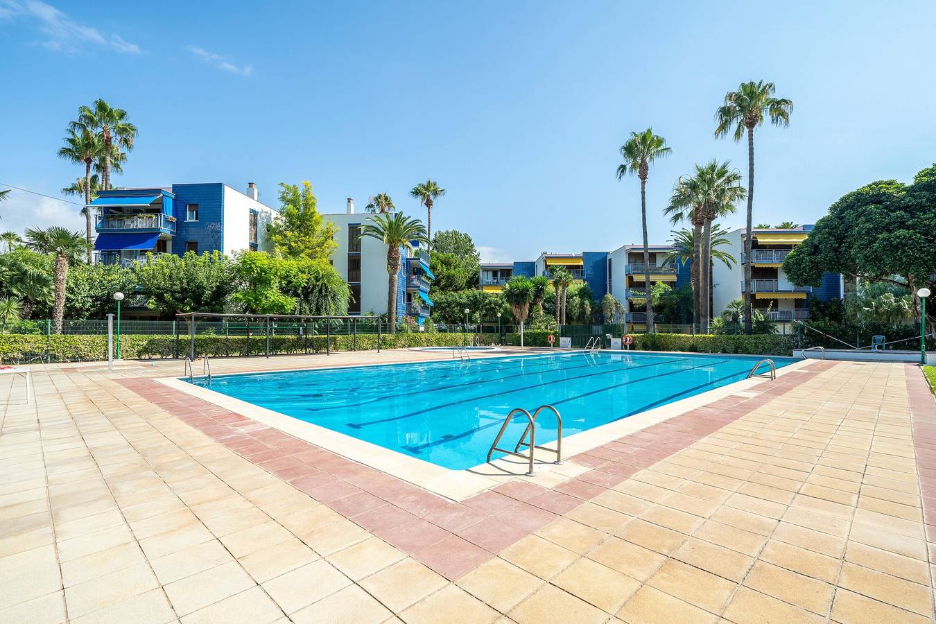 Apartamento entero, Apartamento 'Playa y Piscina' con piscina compartida y terraza privada in Vilafortuny, Cambrils