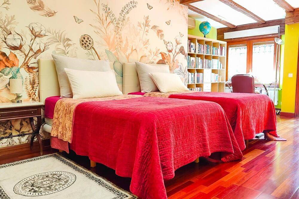 Villa Majadahonda - Six Bedroom Villa, Sleeps 12 in Las Rozas de Madrid, Madrid Province