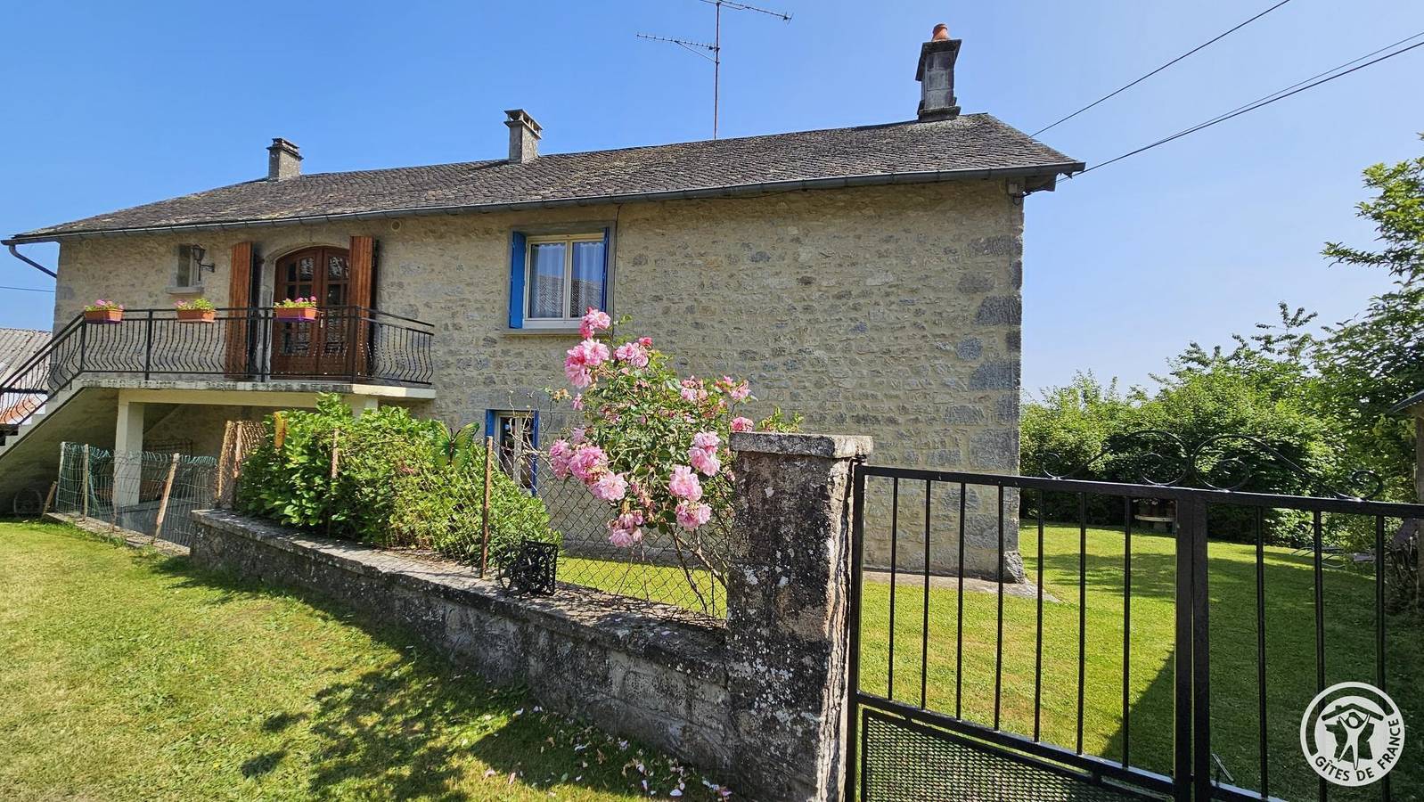 Gemütliche Gite mit Garten, TV und Flussblick in Liginiac, Ussel und Umgebung