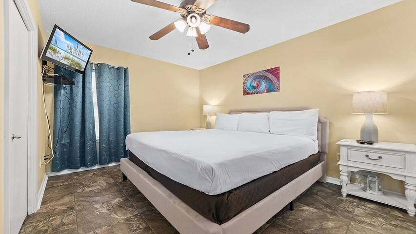 Vacation rental for 4 people, with balcony and pool as well as hot tub by Orange Beach