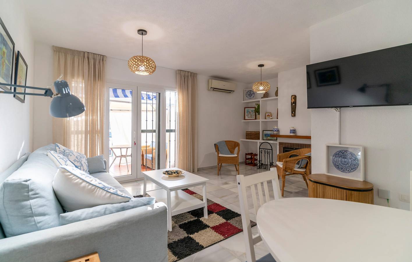 Soleado Apartamento con Piscina y Terraza Cerca de Playa Caleta in Urbanización Villa del Mar, Vélez-Málaga