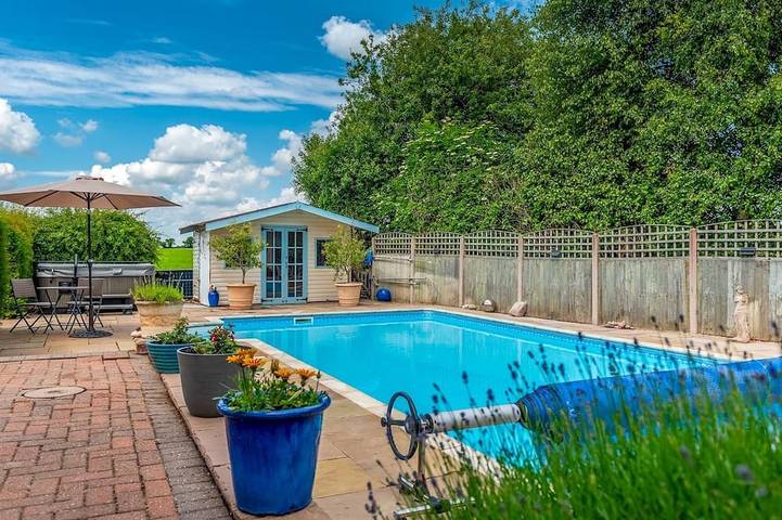 Glamping for 4 people, with garden, with pets in Staffordshire