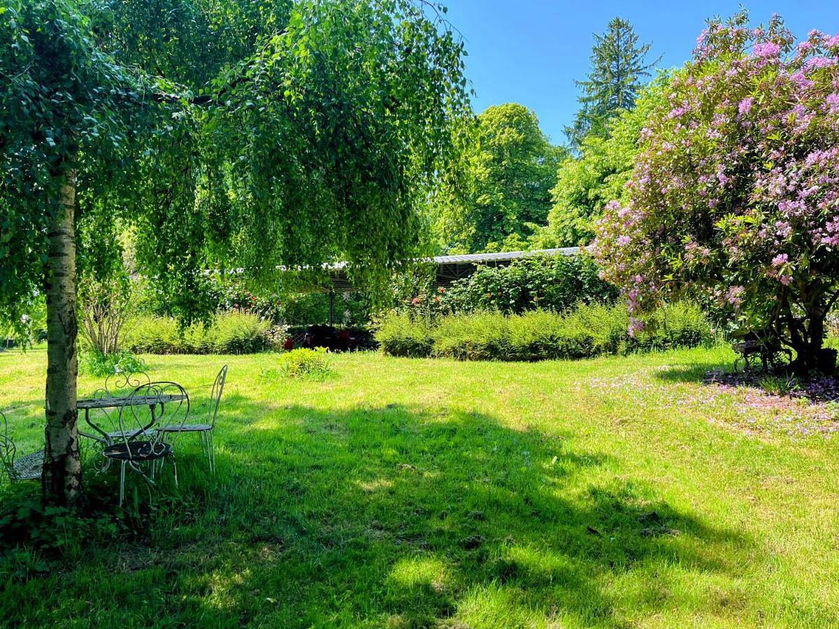 Double Room with Private External Bathroom in Moliens, Oise