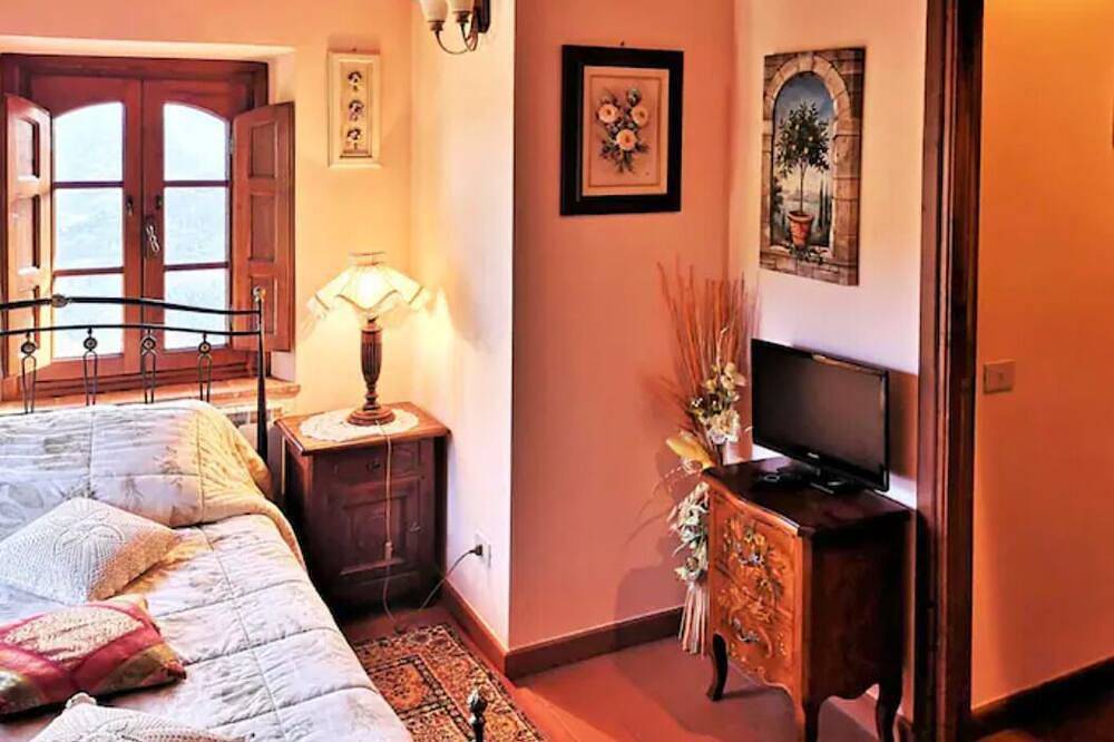 Elegant Stone Villa In The Tuscan Hills With Private Pool. in Borgo a Mozzano, Lucca Provinz