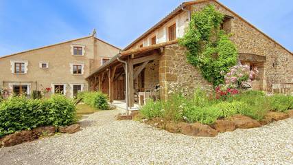 Gîte pour 6 personnes, avec jardin ainsi que terrasse et piscine à Roussines