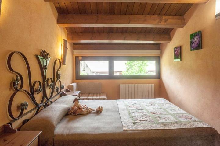 Casa rural para 8 personas, con jardín además de vistas y piscina, Se admiten mascotas en Ripollès - 2