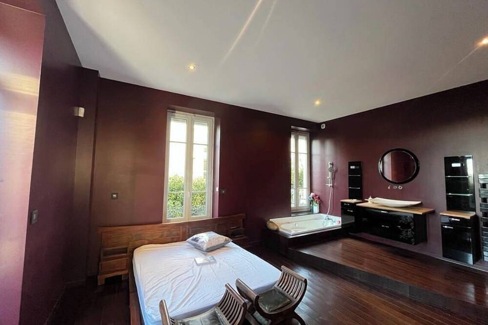 Entire apartment, Logement de Luxe Avec Piscine Intérieure Privée in Francheville, Rhône