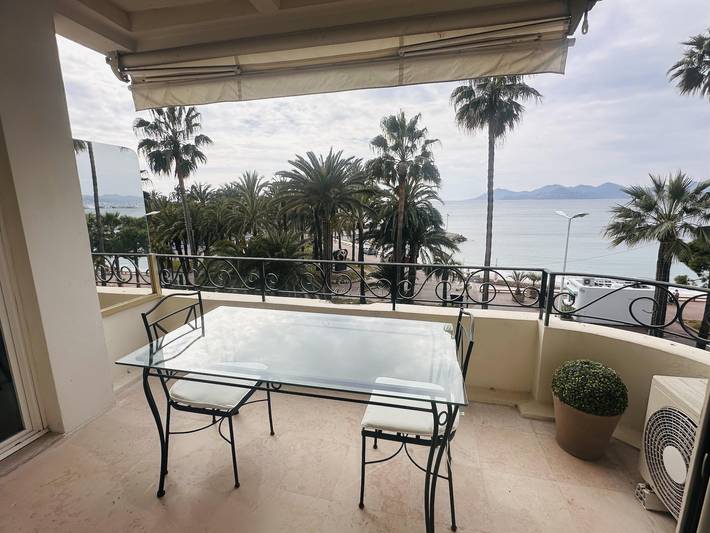 Entire apartment, One bedroom apartment with a sea view right by the Croisette beaches and the center of Cannes. in Cannes, Mediterranean Coast (France)