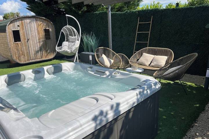 Location de vacances pour 6 personnes, avec jacuzzi et piscine à Saint-Symphorien-de-Lay