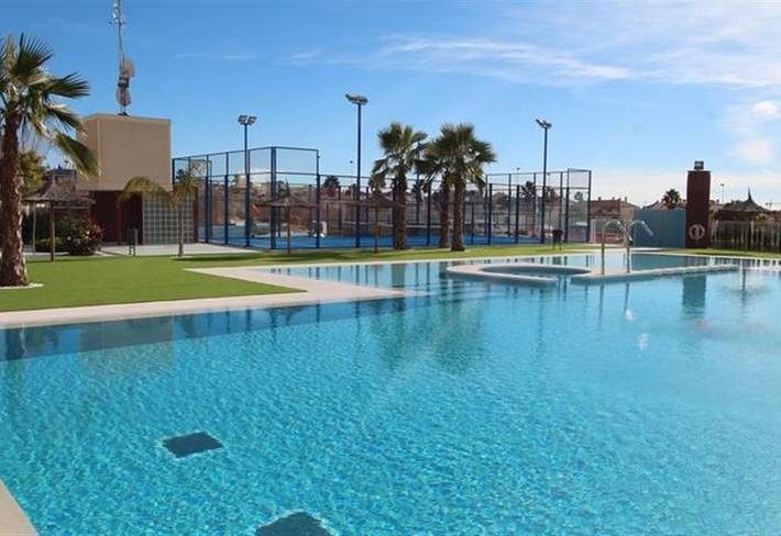 Apartamento entero, "Fantastic apartment" con piscina, hidromasaje, Wi-Fi, aire acondicionado y terraza in Las Calas, Torrevieja