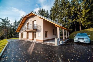 Gîte pour 11 personnes, avec sauna et vue ainsi que piscine et jardin à Logatec