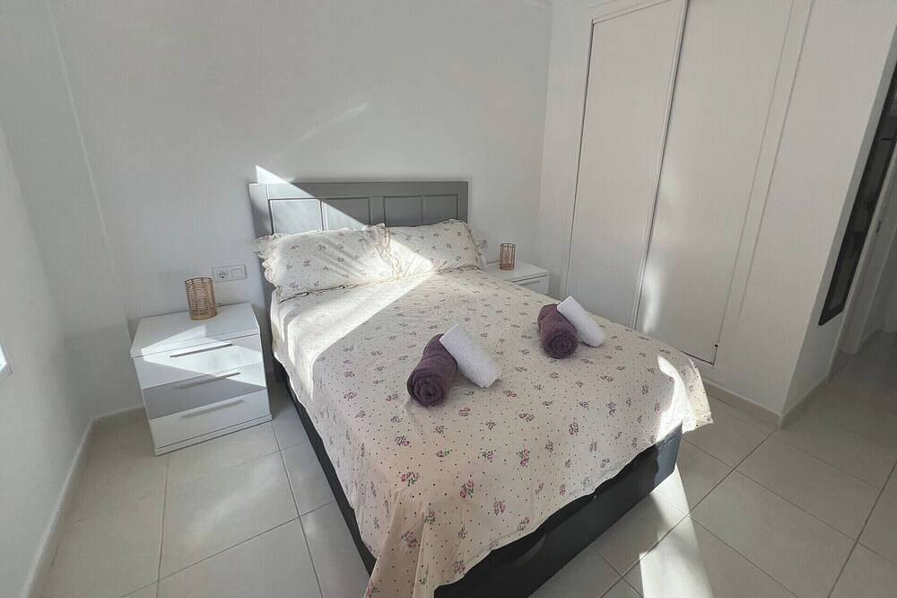 Entire apartment, Gorgeous 3 Bed Apartment Overlooking Pool in Pueblo Patricia, Los Alcázares