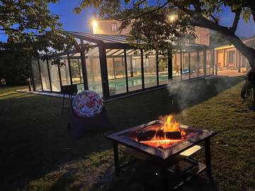 Gîte pour 8 personnes, avec vue ainsi que piscine et jardin, animaux acceptés à Mably (Loire)