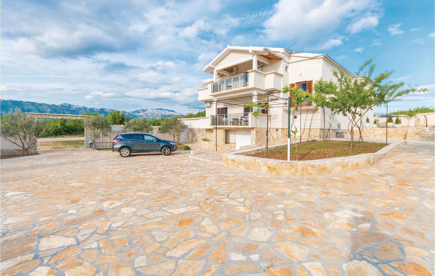 Reizende 2-Zimmer-Wohnung mit Pool, Terrasse und WLAN in Obrovac, Zadar