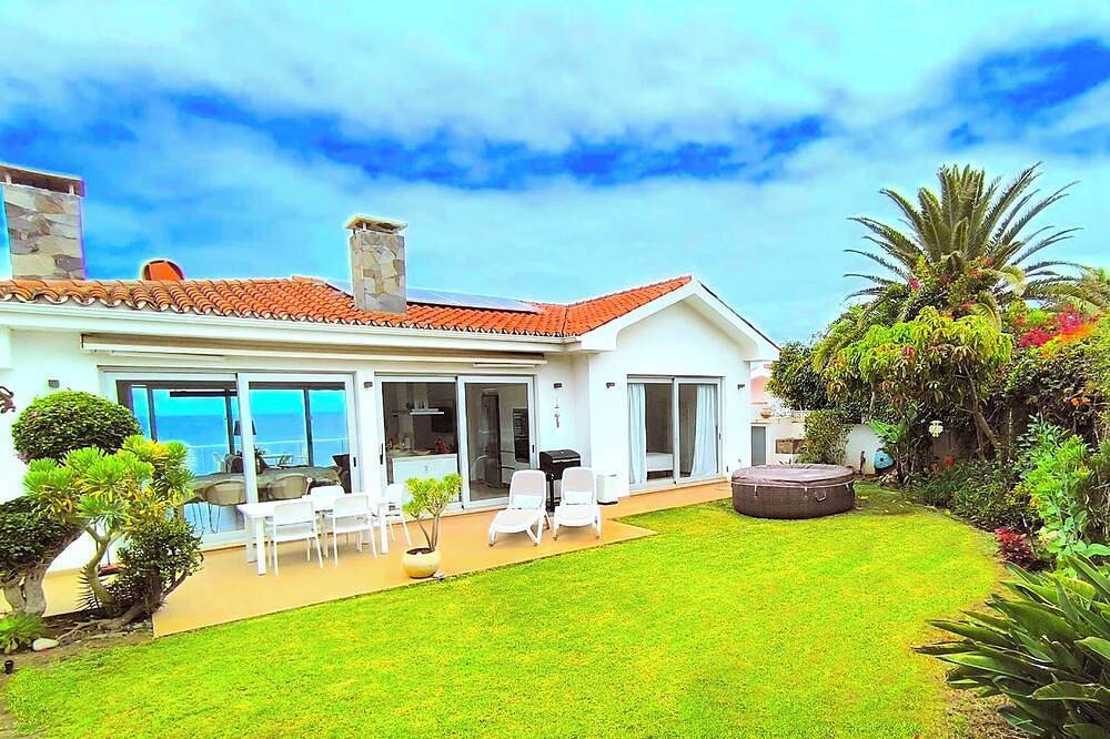 Super Comfortable Nature Villa in front of the Sea, with Jacuzzi and Sauna. in Los Realejos, North Tenerife