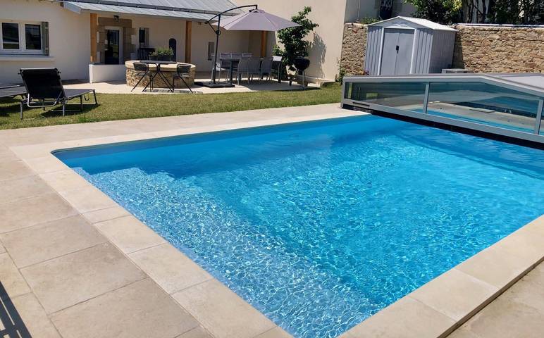 Gîte pour 8 personnes, avec jardin ainsi que terrasse et piscine