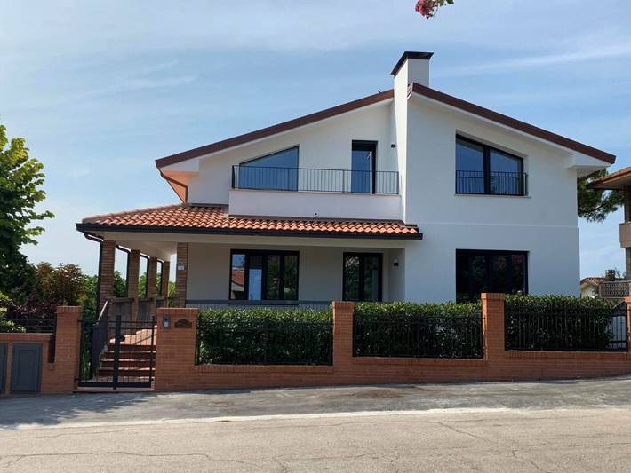 Ferienwohnung für 6 Personen, mit Pool und Ausblick sowie Garten und Seeblick in Gabicce Mare
