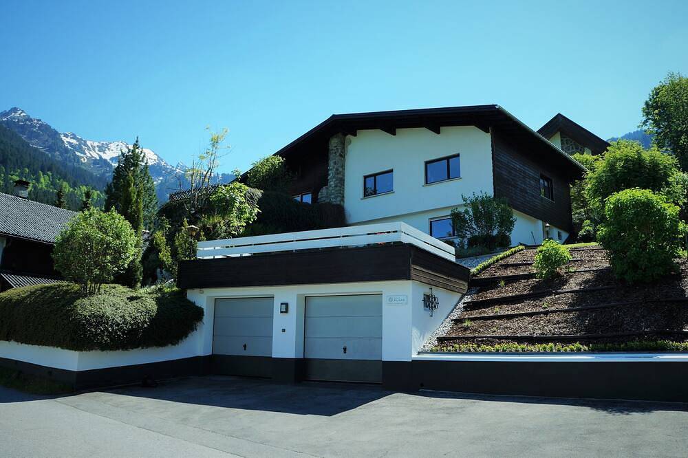 Modernes Haus mit einmaligem Blick und 500m zum Skigebiet Golm in Tschagguns, Schruns-Tschagguns
