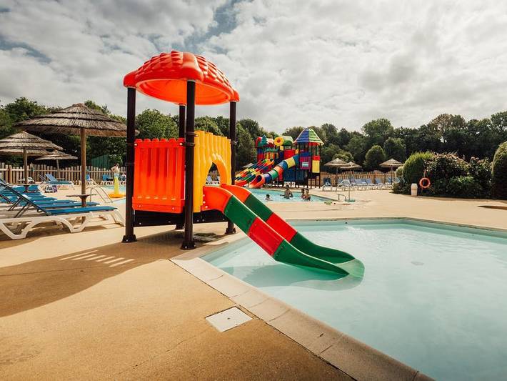 Camping pour 4 personnes, avec bassin pour enfant dans le Finistère