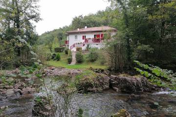 Gîte pour 8 personnes, avec jardin, animaux acceptés à Estérençuby