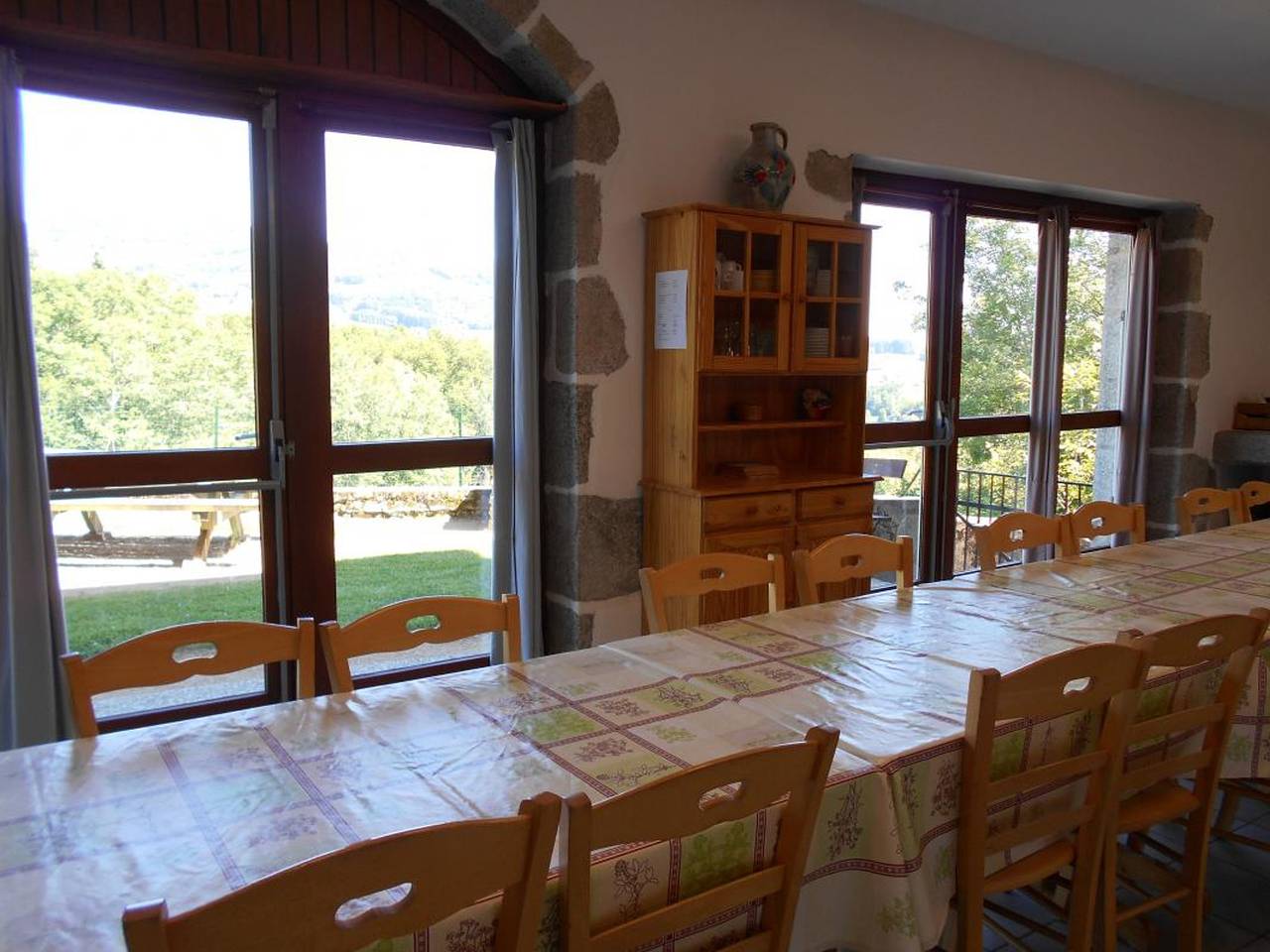 Retraite en Montagne Bourbonnaise: Gîte Convivial pour 14 Pers., Proche Loisirs et Nature in La Chabanne, Région de Vichy