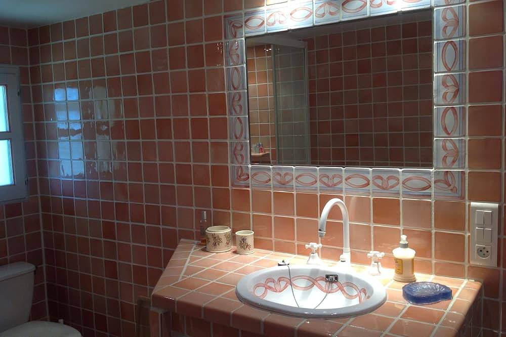 Apartamento entero, T1 encantador clasificado *** en la planta baja de la villa con jardín y piscina, acceso privado al lago in Esparron-de-Verdon, Parc naturel régional du Verdon