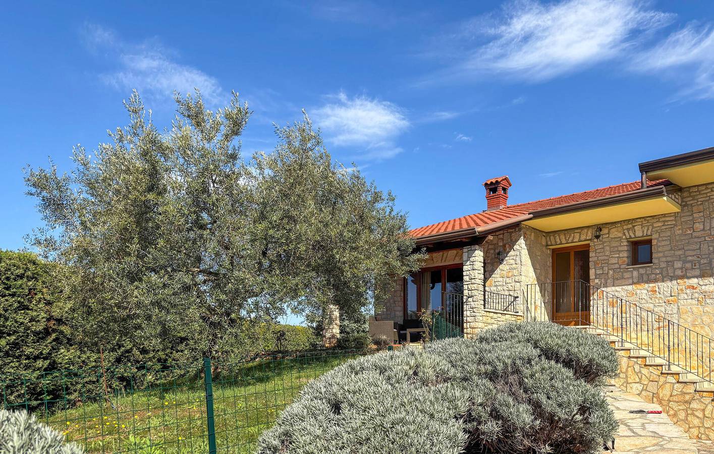 Reizendes Apartment mit einem Schlafzimmer, Pool und WLAN in Labinci in Kastelir, Općina Kaštelir - Labinci