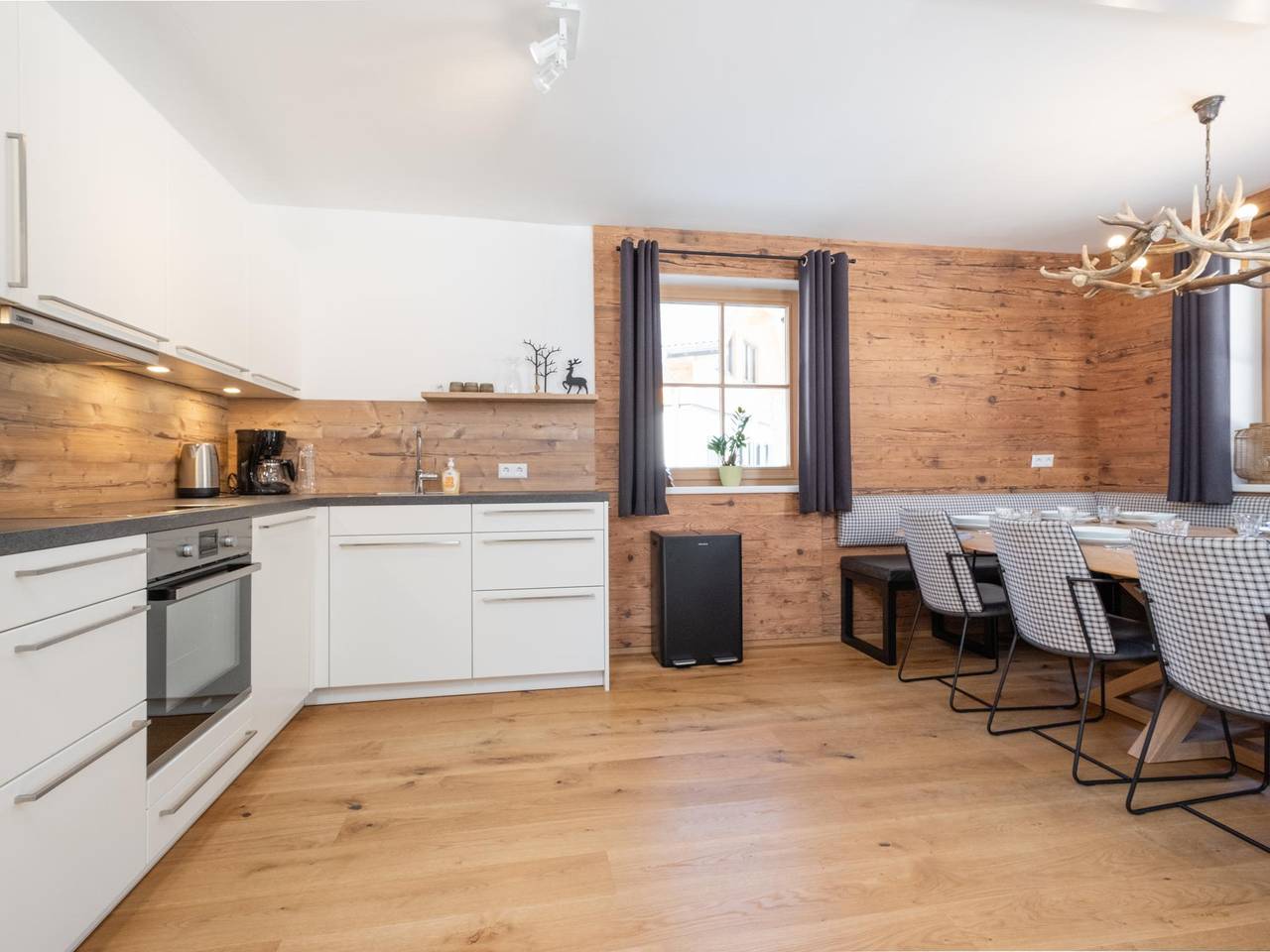 Haus am Bach mit Sauna, schöner Aussicht, 1.5 km vom Skilift in Irdning-Donnersbachtal, Tauern