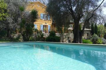 Gîte pour 8 personnes, avec terrasse ainsi que jardin et piscine à La Gaude
