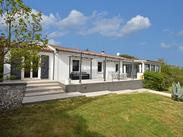 Location de vacances pour 7 personnes, avec Terrasse ainsi que Jardin et Piscine à Malves-en-Minervois