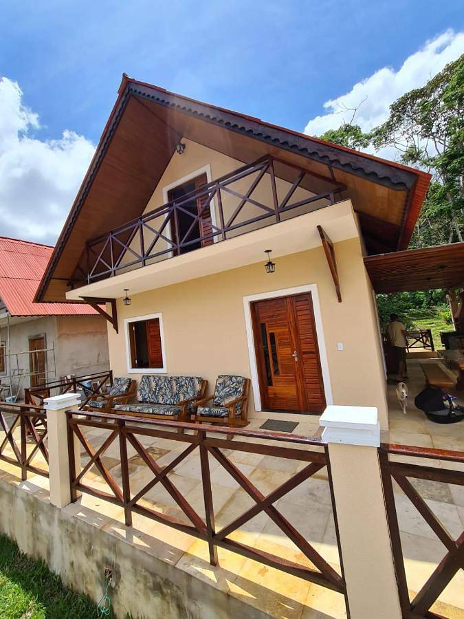 Chalet pour 8 personnes, avec piscine et vue ainsi que bassin pour enfant et jardin