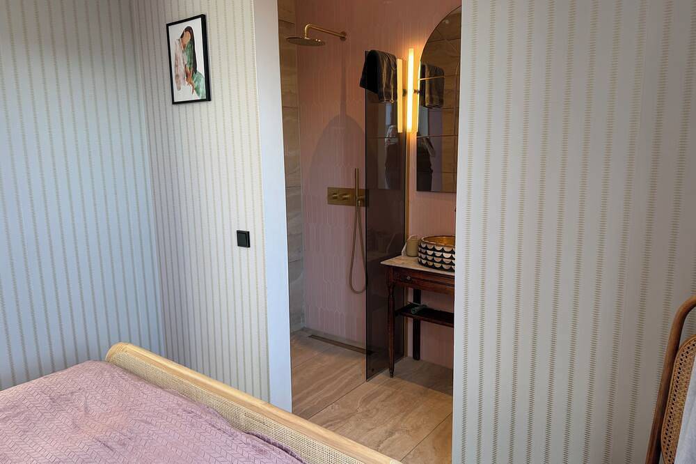 For 8 persons luxury detached waterfront Wellness villa with private pool and sauna. in Roelofarendsveen, Groene Hart
