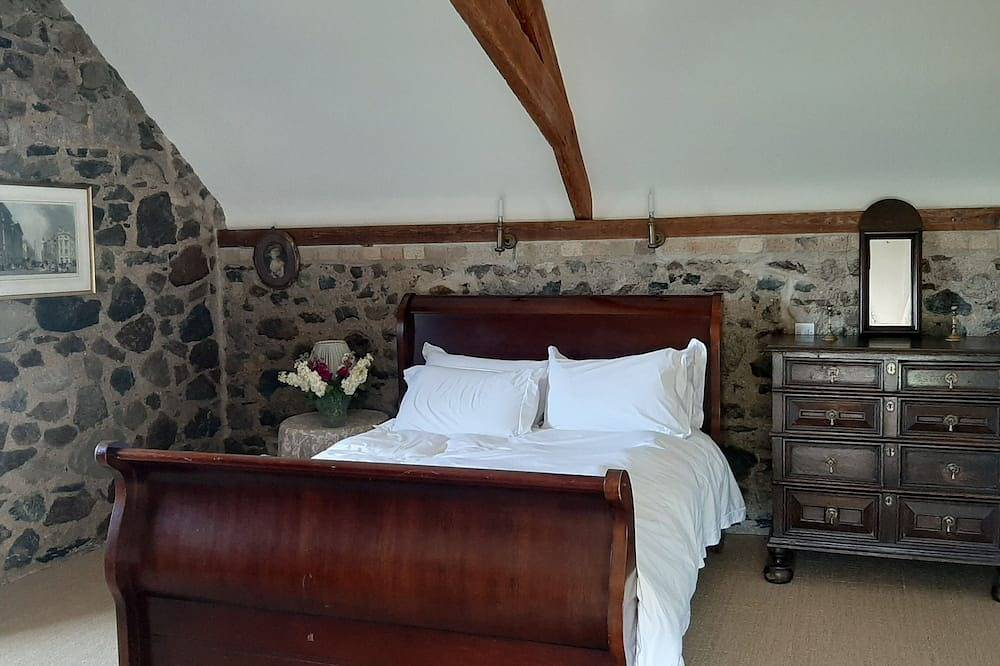 Grade Ii Listed Stone Barn within Dartmoor in Bovey Tracey, Dartmoor