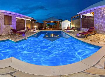 Gîte pour 2 personnes, avec vue ainsi que piscine et jardin à Anse-Bertrand